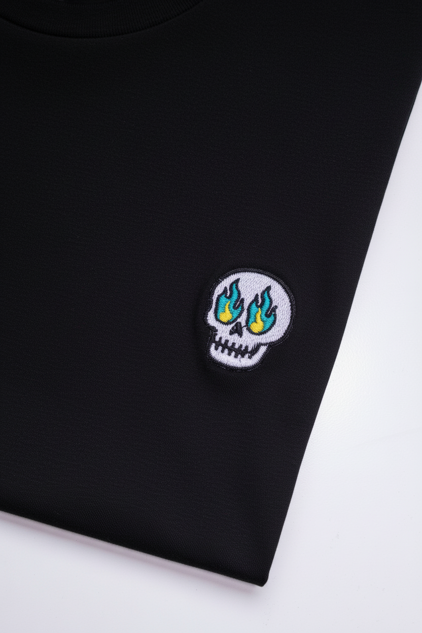 Camiseta negra con parche bordado de calavera