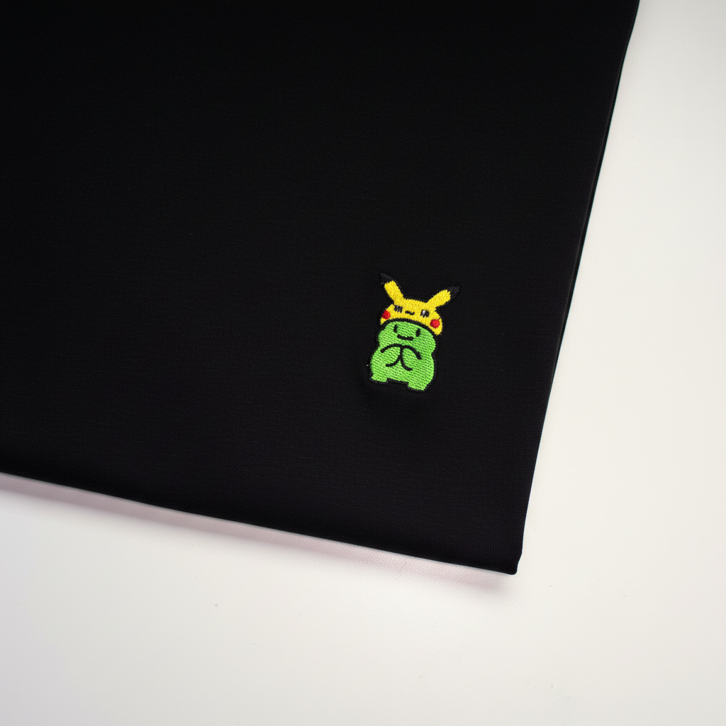 Camiseta negra doblada