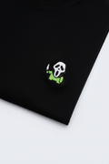 Detalle bordado Scream en camiseta negra