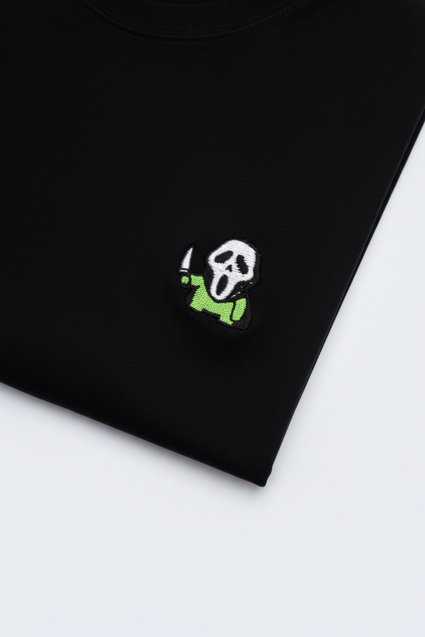 Detalle bordado Scream en camiseta negra