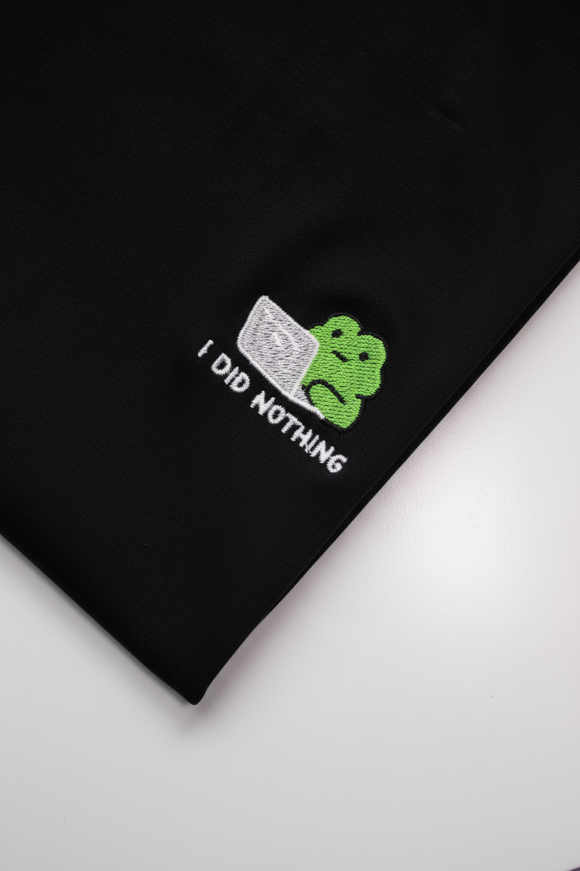 Detalle con letras blancas en camiseta negra