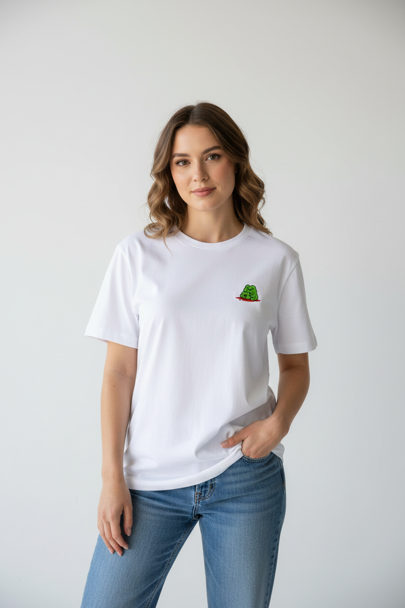 Modelo femenina con camiseta bordada