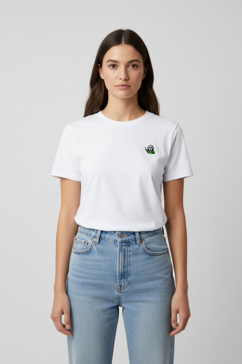 Modelo femenino con camiseta blanca