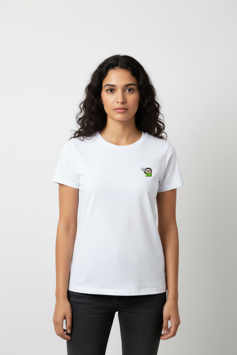 Modelo femenino con camiseta bordada