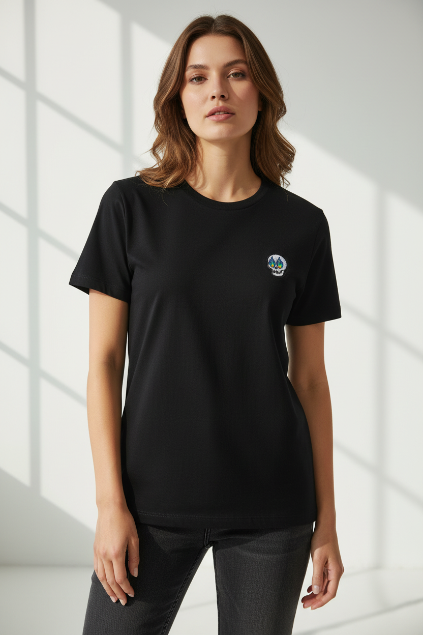 Modelo femenino con camiseta negra