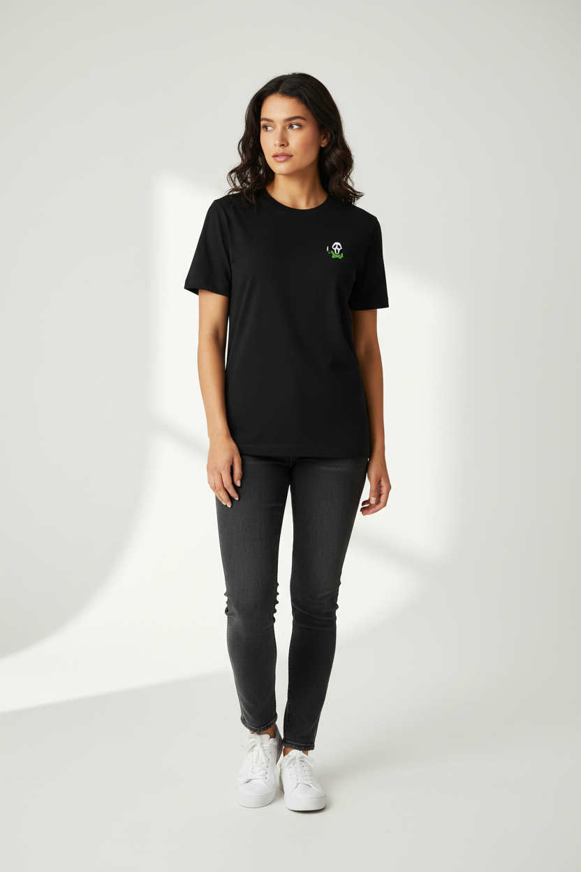 Modelo femenino con camiseta negra