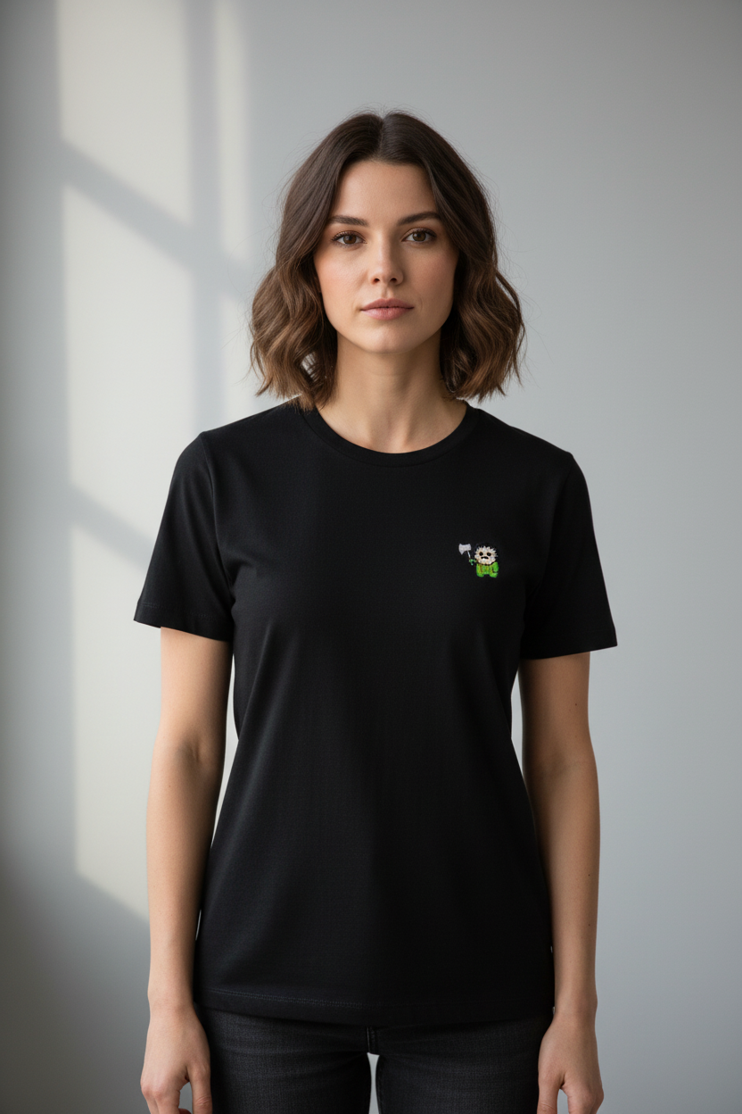 Modelo femenino con camiseta negra