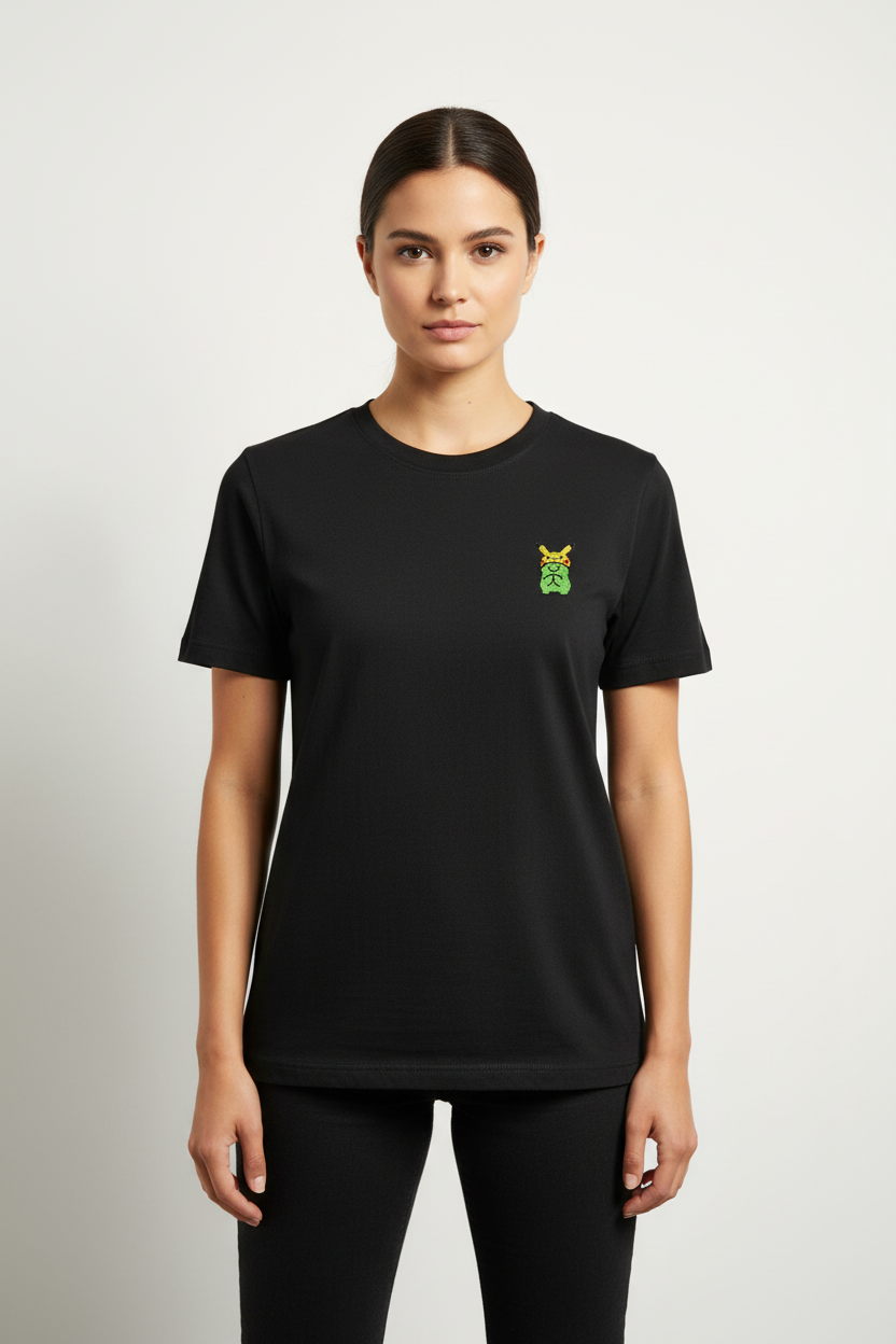 Modelo femenino con camiseta negra