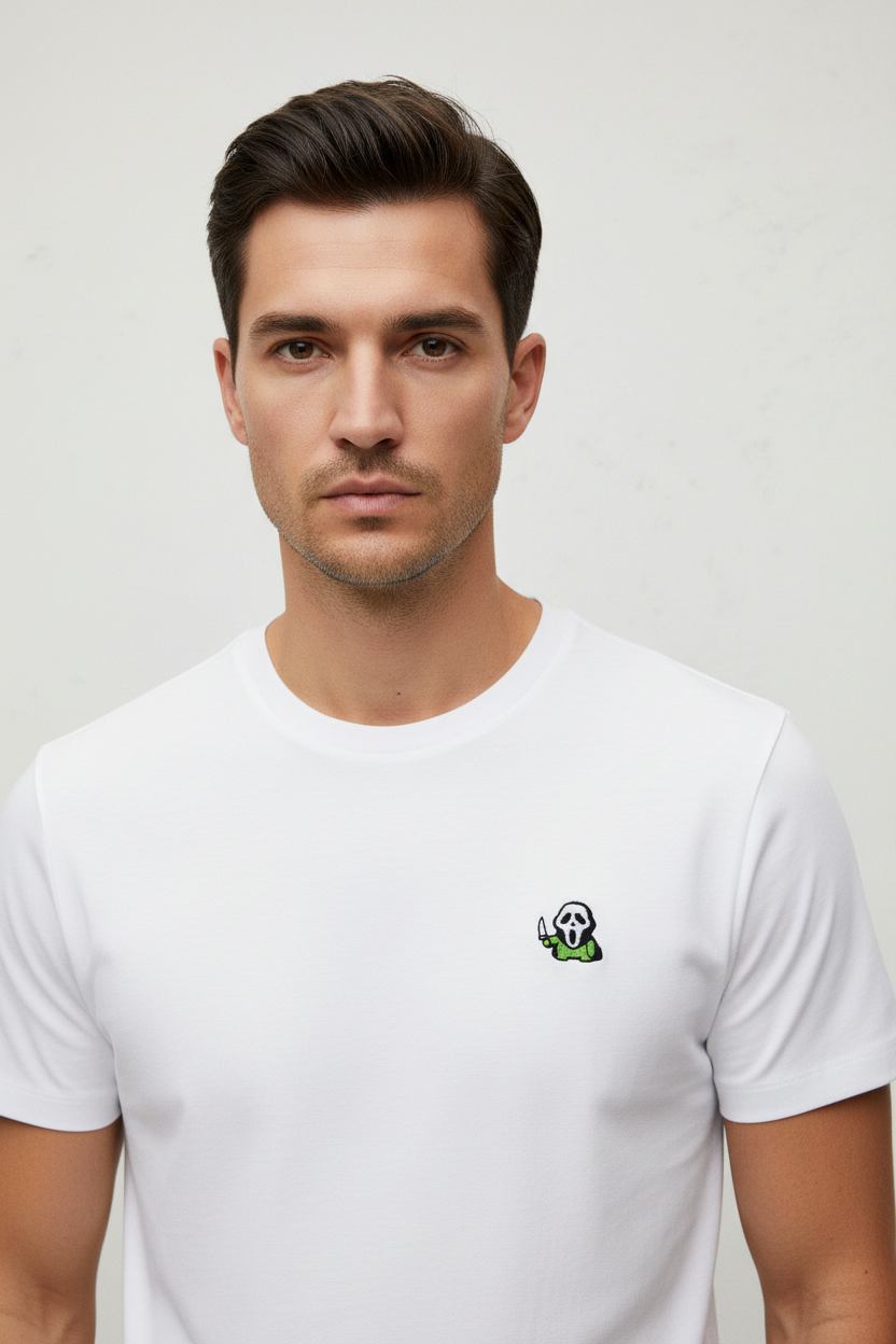 Modelo masculino con camiseta blanca