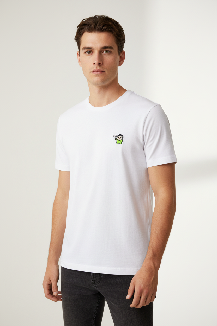 Modelo masculino con camiseta bordada