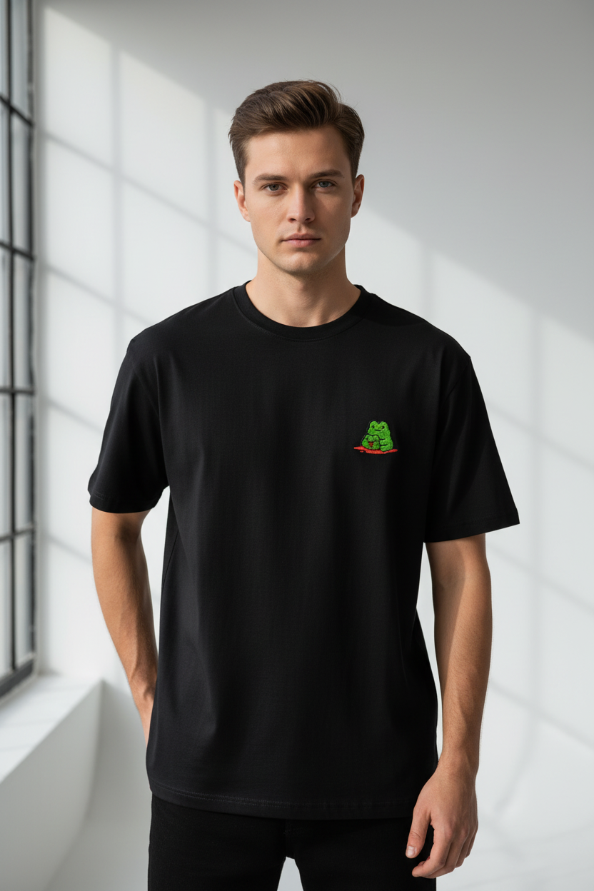 Modelo masculino con camiseta negra bordada