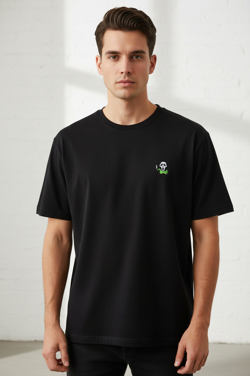 Modelo masculino con camiseta negra