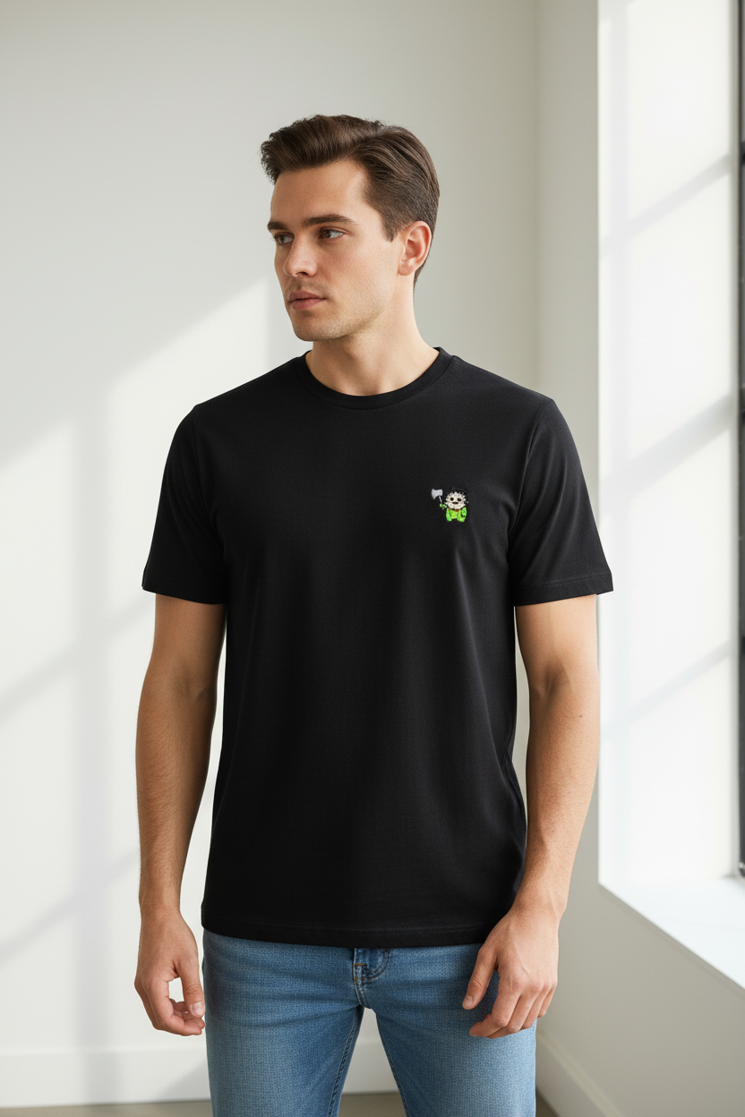 Modelo masculino con camiseta negra