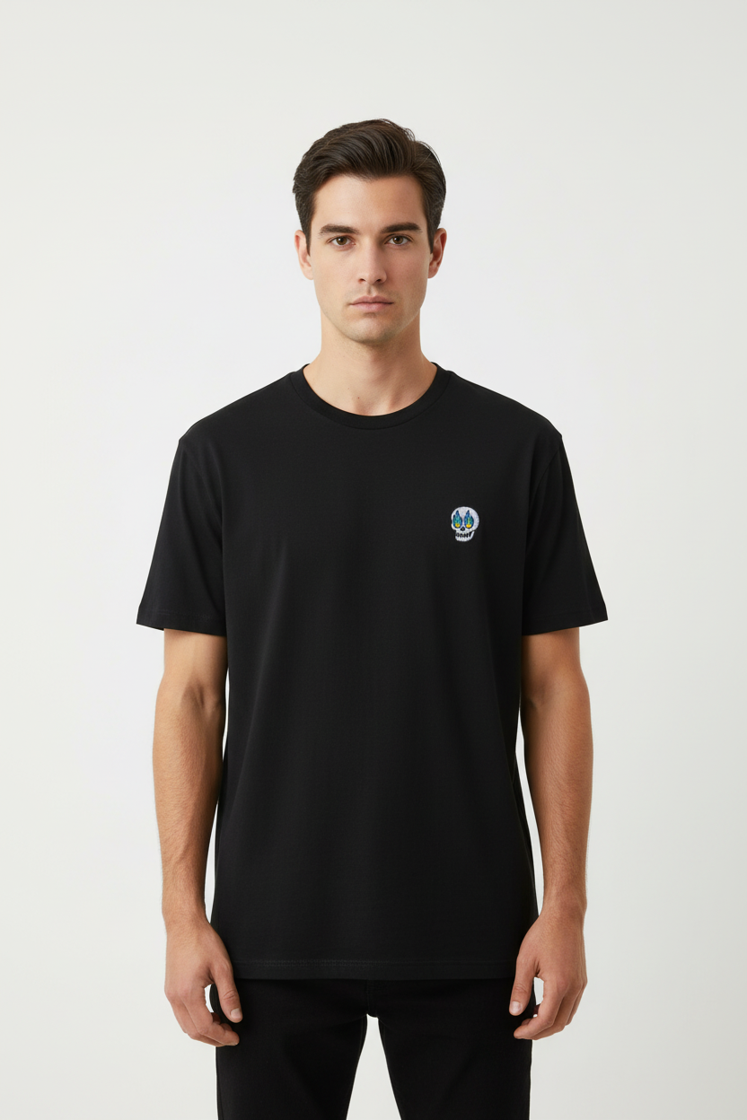 Modelo masculino con camiseta negra